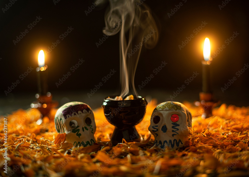 Altar de día de muertos noviembre méxico incienso copal flor de cempasúchil  contraluz calaveras de azúcar tradiciones otoño velas Photos | Adobe Stock