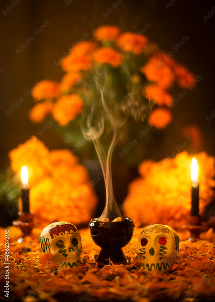 Altar de día de muertos noviembre méxico incienso copal flor de cempasúchil  velas calaveras de azúcar tradiciones otoño Stock Photo | Adobe Stock