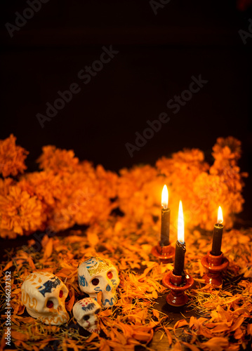 Altar de día de muertos noviembre méxico velas brillantes  flor de cempasúchil calaveras de azúcar tradiciones otoño