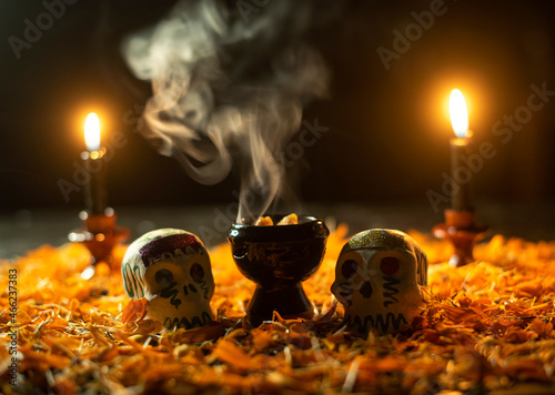 Altar de día de muertos noviembre méxico incienso copal flor de cempasúchil contraluz calaveras de azúcar tradiciones otoño velas