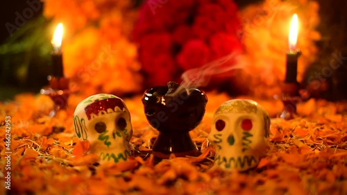 Incienso Ofrenda día de muertos calaveras velas flor de cempasúchil tradiciones 