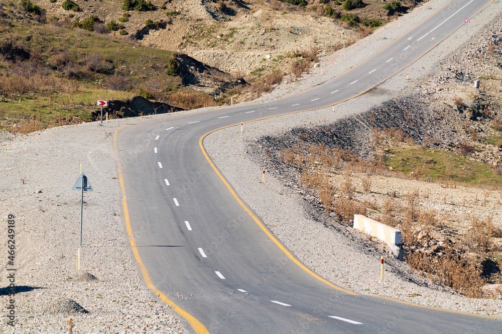Naklejka premium Turning on an asphalt mountain road