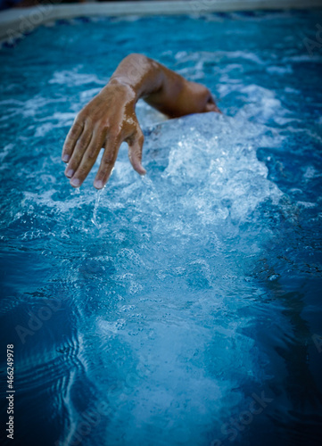 detalles del nadador dentro de la piscina