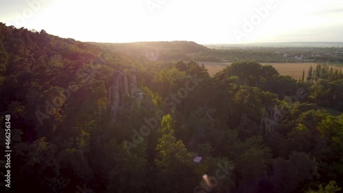 Sonnenuntergang in den Klusbergen bei Halbstadt im Harz, Deutschland 