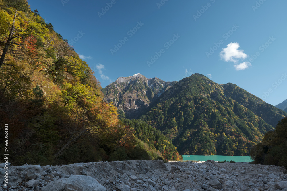 Obraz premium 秋の紅葉した高瀬渓谷