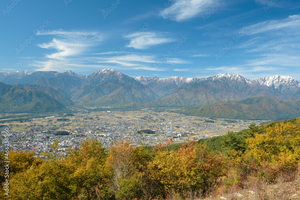 鷹狩山山頂から眺める秋の北アルプスと大町市街地