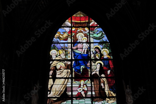 Vierge à l'enfant. Vitrail religieux antique sur fond noir.