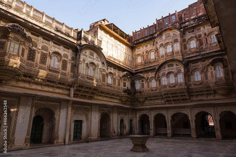 インド　ジョードプルのメヘラーンガル砦の宮殿の中庭からの風景