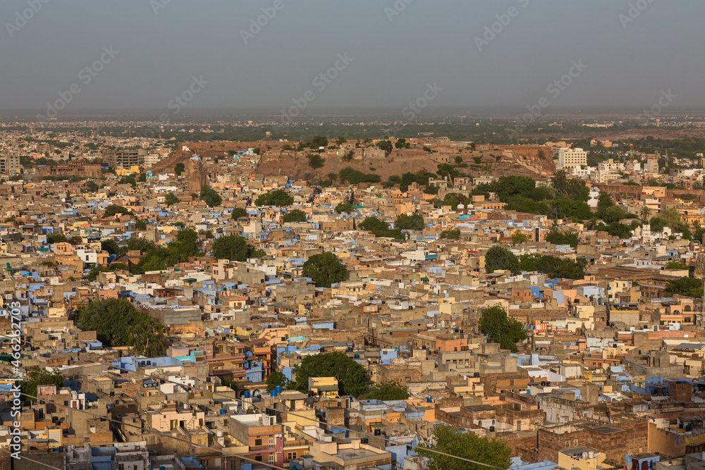 インド　ジョードプルのメヘラーンガル砦の丘から望む旧市街の街並み