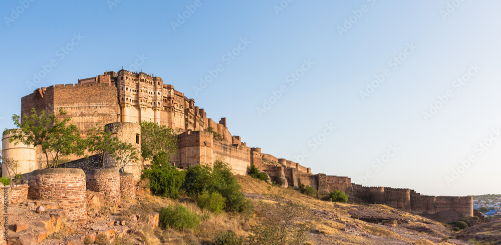 インド　ジョードプルの岩山の上に建つメヘラーンガル砦