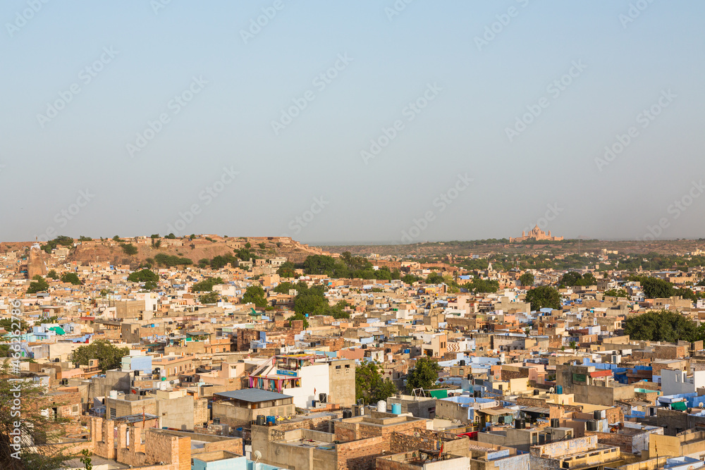 インド　ジョードプルのメヘラーンガル砦の丘から望む旧市街の街並み