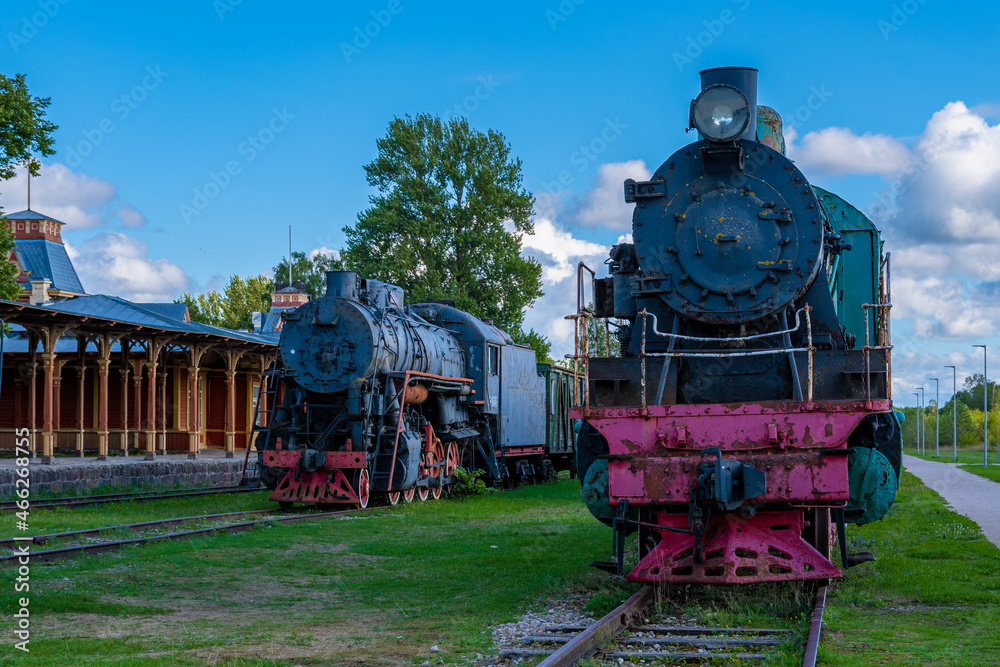 Obraz premium Eisenbahn Museum in Estland Haapsalu mit historischen Zügen aus der Zarenzeit und Sowjetunion