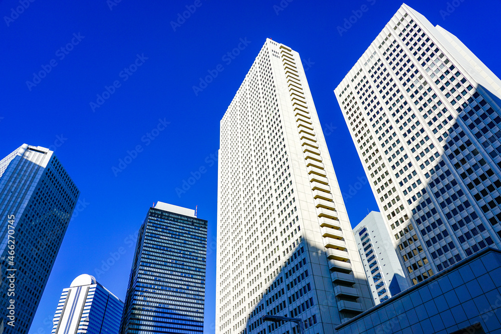 青空にそびえる西新宿の超高層ビル群（議事堂通り）　