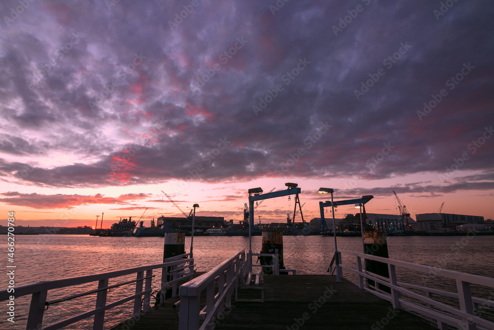 Silhouette vom Kieler Ostufer mit Werft Kränen und Hafen