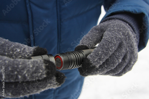 Changing the battery in the black lantern in winter 