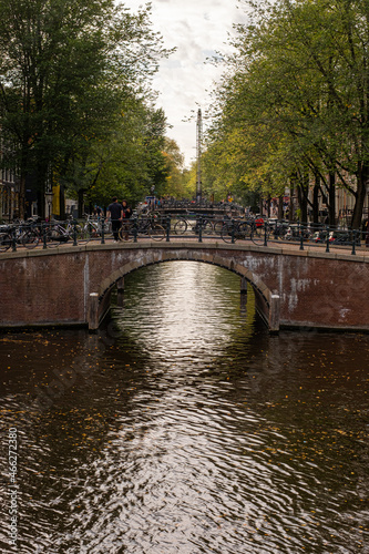 Gracht und Brücke in Amsterdam, Niederlande