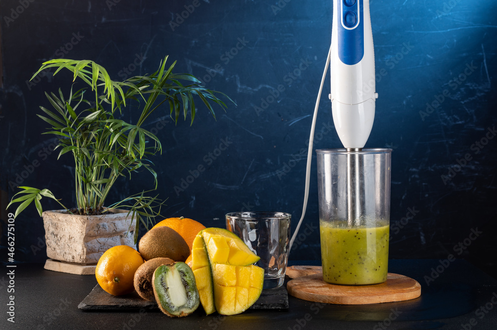 Foto de Fruit and blender. Make smoothies in a blender. Chop fruits in