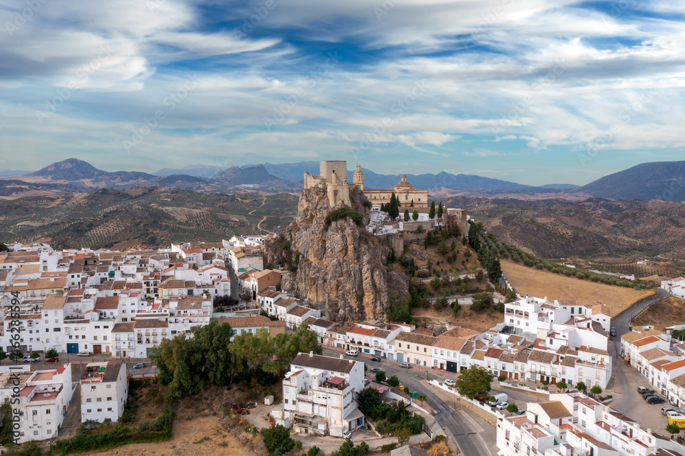 Fototapeta premium pueblo blanco de la provincia de Cádiz, Olvera 