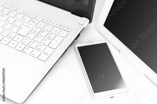 Obraz na płótnie デジタルデバイス(ノートパソコン、スマートフォンと、タブレット端末) w salonie