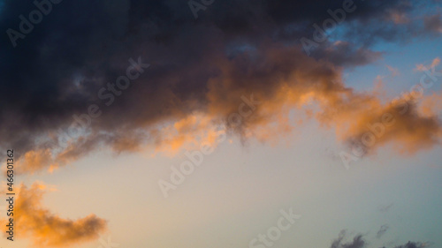 Ciel jaunâtre sous des nuages de basse altitude, pendant le coucher du soleil © Anthony