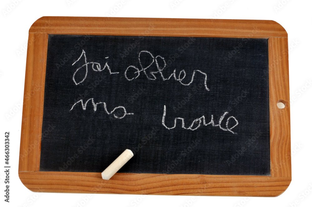 Concept de dyslexie avec une phrase mal écrite sur une ardoise d'école avec une craie Concept de dyslexie avec une phrase mal écrite sur une ardoise d'école avec une craie