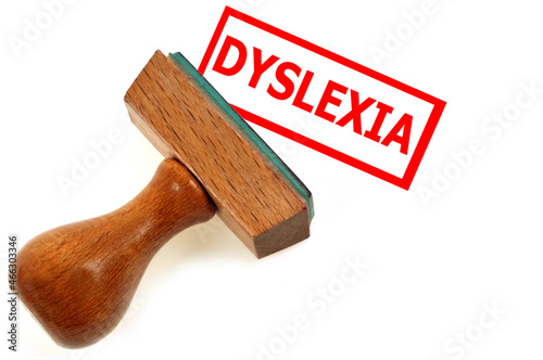 Concept de dyslexie avec un tampon encreur sur fond blanc photo