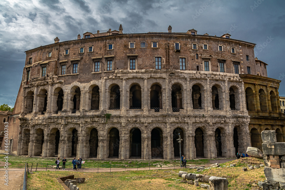 Obraz premium Roma, Il teatro di Marcello accanto al tempio di Apollo Sosiano