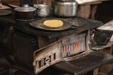 estufa de metal antigua muy caliente con madera en brazas