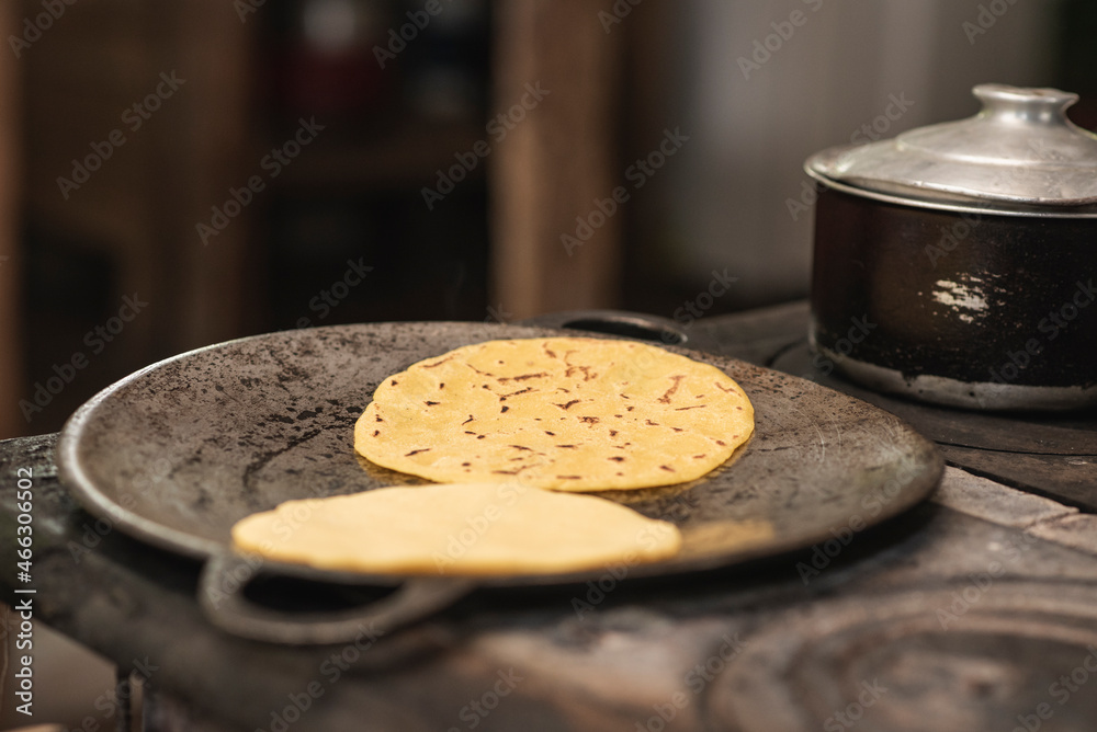 comal metálico muy caliente cocinando unas tortillas de maíz típicas de