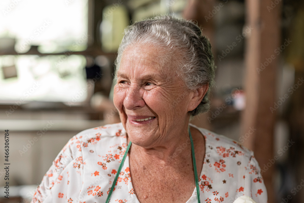 RETRATO DE UNA SEÑORA ADULTA MAYOR SCON UNA LEVE SONRISA EN SU ROSTRO