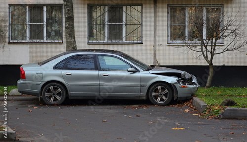 A broken light passenger car is parked in the courtyard of a residential building, Dybenko street, St. Petersburg, Russia, October 2021 © Станислав Вершинин