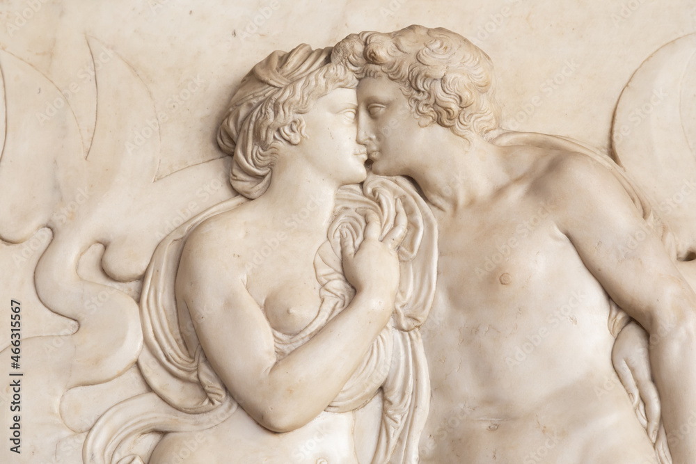 Naklejka premium Ancient sculpture with kissing couple, Florence - Italy