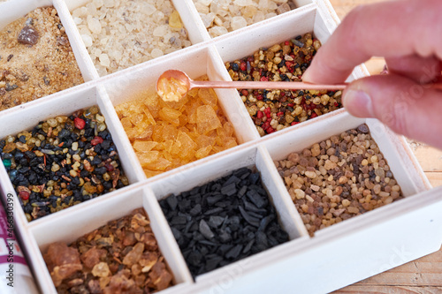 Räucherwerk - Harze, Kräuter, Blüten, Hölzer, Räuchermischungen zum Räuchern in einer Holzbox mit Räucherlöffel