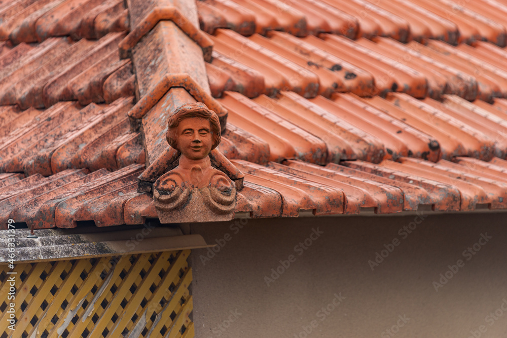Une décoration d'angle en terre cuite sur une toiture à Madère. Stock