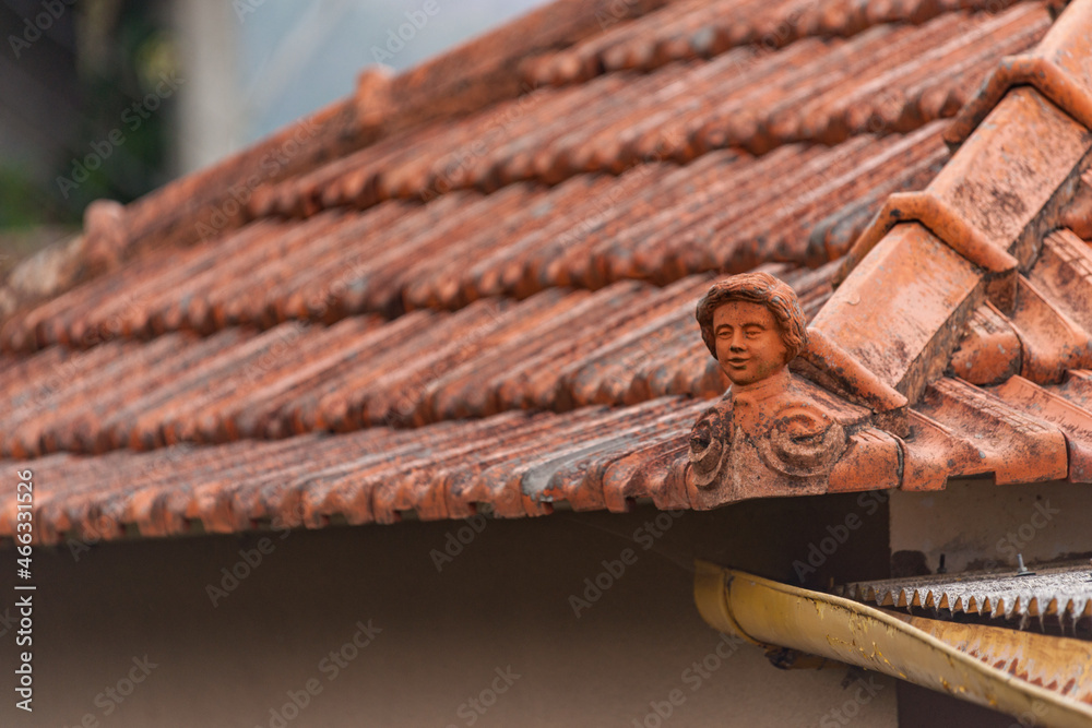 Une décoration d'angle en terre cuite sur une toiture à Madère. Stock