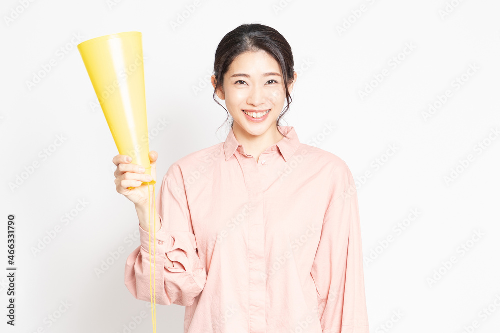 応援のジェスチャーをする女性