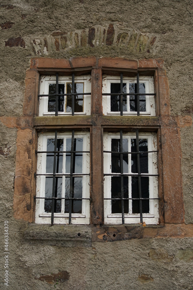 Obraz premium Altes Fenster an einem deutschen Schloss, in Nassau-Oranien mit Gitter