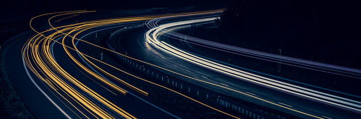 Papier peint photo Autoroute de nuit Traînées lumineuses voitures longue exposition  © Krzysztof Bubel