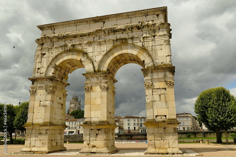 L’arc de triomphe de Germanicus au bord de la Charente à Saintes 