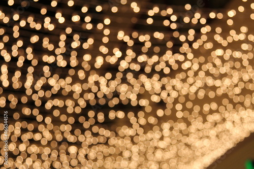 Sfondo con bokeh di luci natalizie.