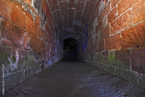 Dunkler gemauerter Tunnel, Backstein, Tunnel führt ins dunkle Nichts