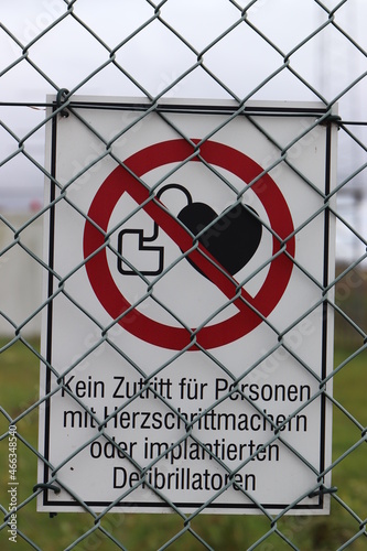 Verbotsschild: Kein Zutritt für Personen mit Herzschrittmachern oder implartierten  Defibrillatoren. photo