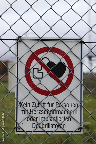 Verbotsschild: Kein Zutritt für Personen mit Herzschrittmachern oder implantierten  Defibrillatoren. photo