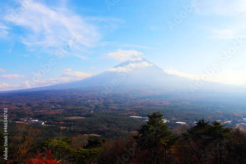 紅葉台から見た富士山のシルエットと紅葉