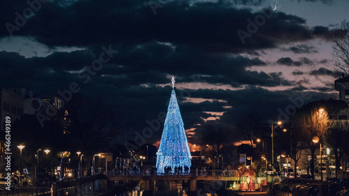 Tableau sur toile Christmas tree in the city center, view from the embankment