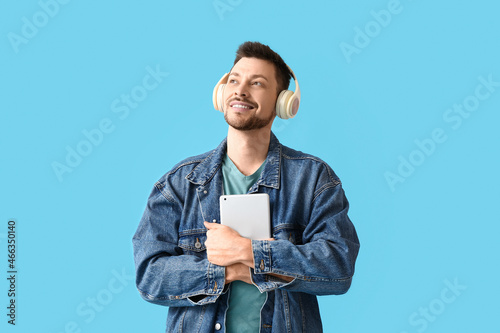 Man with tablet computer an...