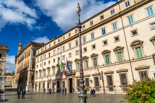 Roma, i palazzi della Politica: Montecitorio, Palazzo Chigi e il Quirinale photo