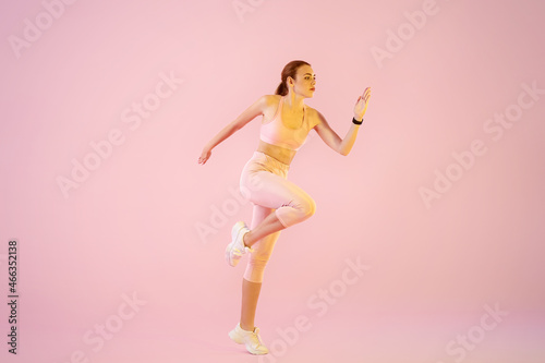 Sporty running woman on col...