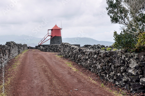 Windmühle in Weinanbaugebiet auf Vulkaninsel Pico