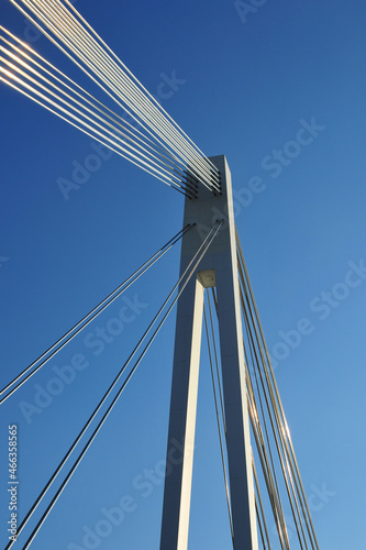 Fototapeta Naklejka Na Ścianę i Meble -  Brückenpfeiler im Sonnenlicht